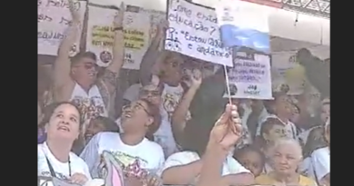 Professores da rede pública realizam protesto durante Desfile Cívico em Camaçari