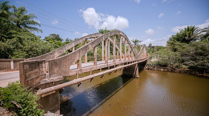 Defesa Civil de Camaçari interdita ponte em Monte Gordo