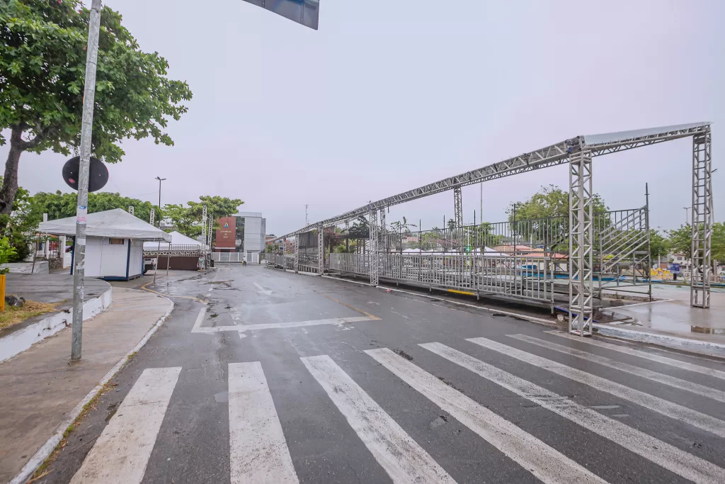 Estrutura para o desfile cívico de Vila de Abrantes está 90% concluída; moradores questionam o início da montagem 10 dias antes da festa