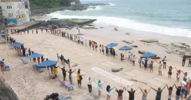 Moradores e frequentadores realizam protesto contra construção de edifícios na Praia do Buracão 3