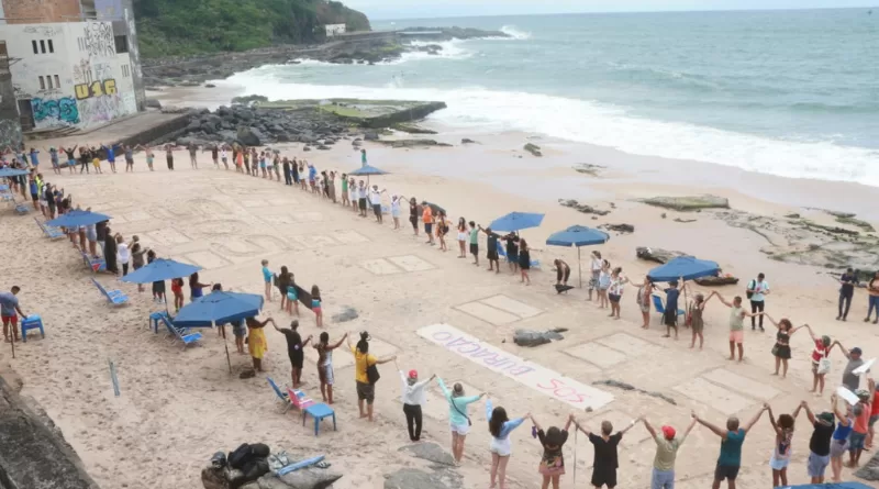 Moradores e frequentadores realizam protesto contra construção de edifícios na Praia do Buracão 1