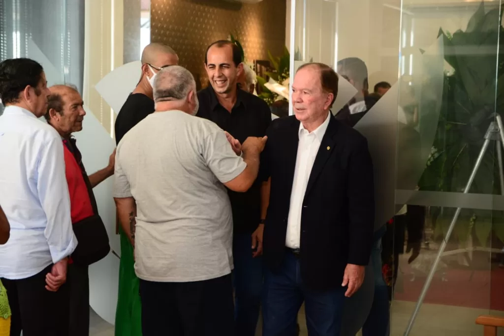 Familiares e admiradores dão o último adeus a Raimundo Varela