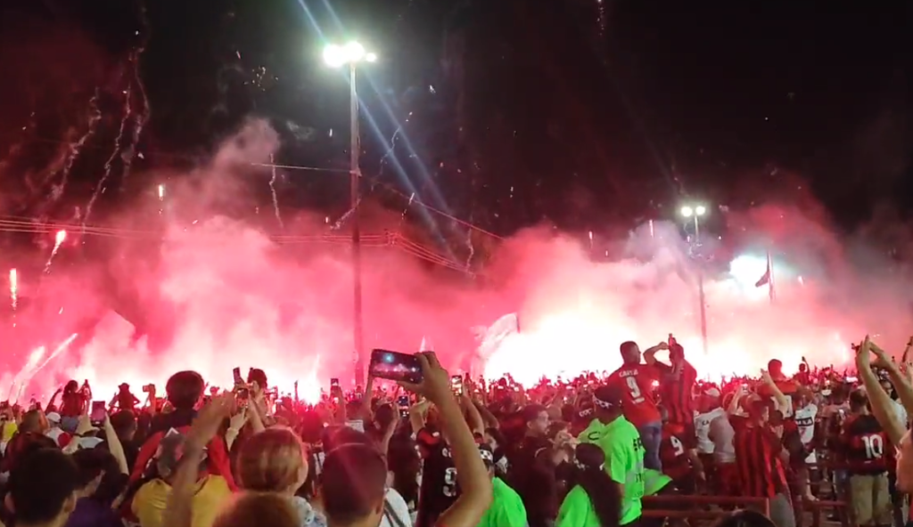 Time do Vitória é recepcionado com festa na chegada ao Barradão