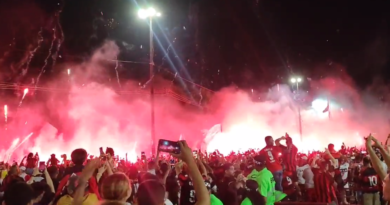 Time do Vitória é recepcionado com festa na chegada ao Barradão