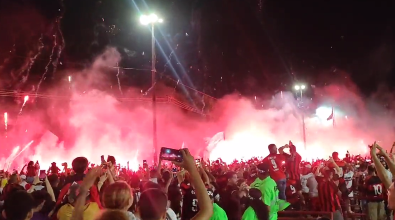 Time do Vitória é recepcionado com festa na chegada ao Barradão