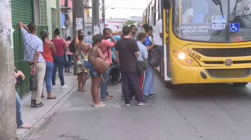 Paralisação de rodoviários atrasa saídas de ônibus e milhares de pessoas ficam sem transporte nas primeiras horas desta quinta-feira em Salvador