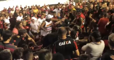 Torcedores do Vitória brigam entre si no jogo contra o Guarani