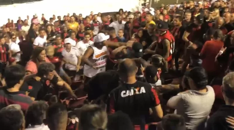 Torcedores do Vitória brigam entre si no jogo contra o Guarani