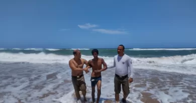 Homem que praticava roubo de fios é preso dentro do mar na orla de Salvador