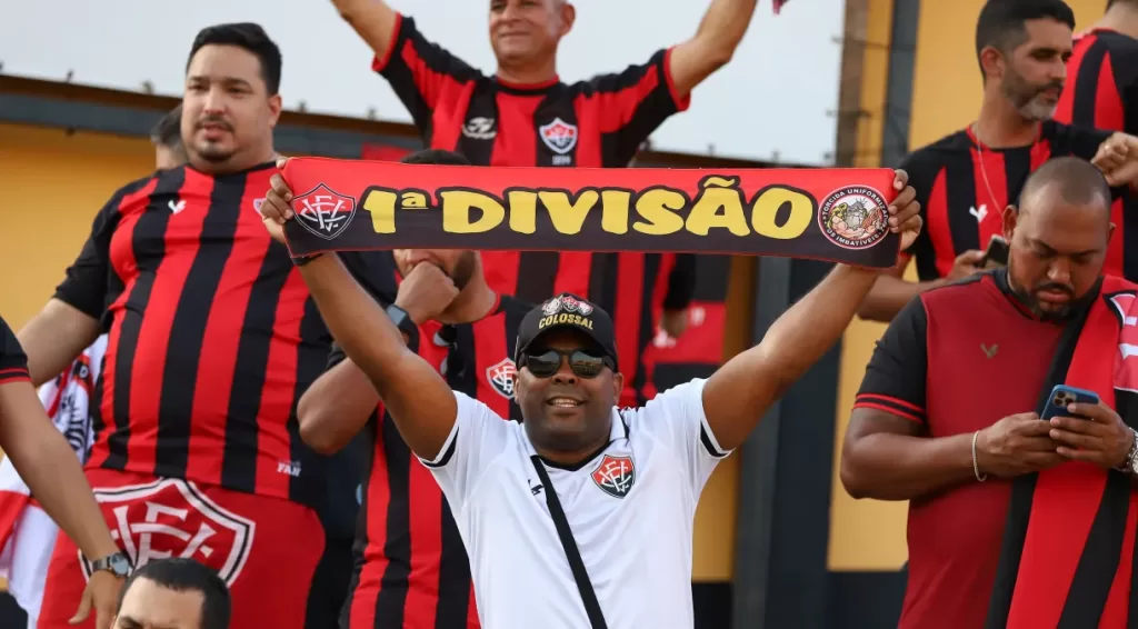 Torcedores do Vitória fazem carreata em cidades baianas para comemorar o título da Série B