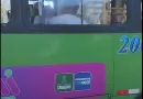 Ônibus não consegue subir ladeira nas Dunas de Abrantes e usuários reclamam de ônibus velho e falhas no transporte municipal