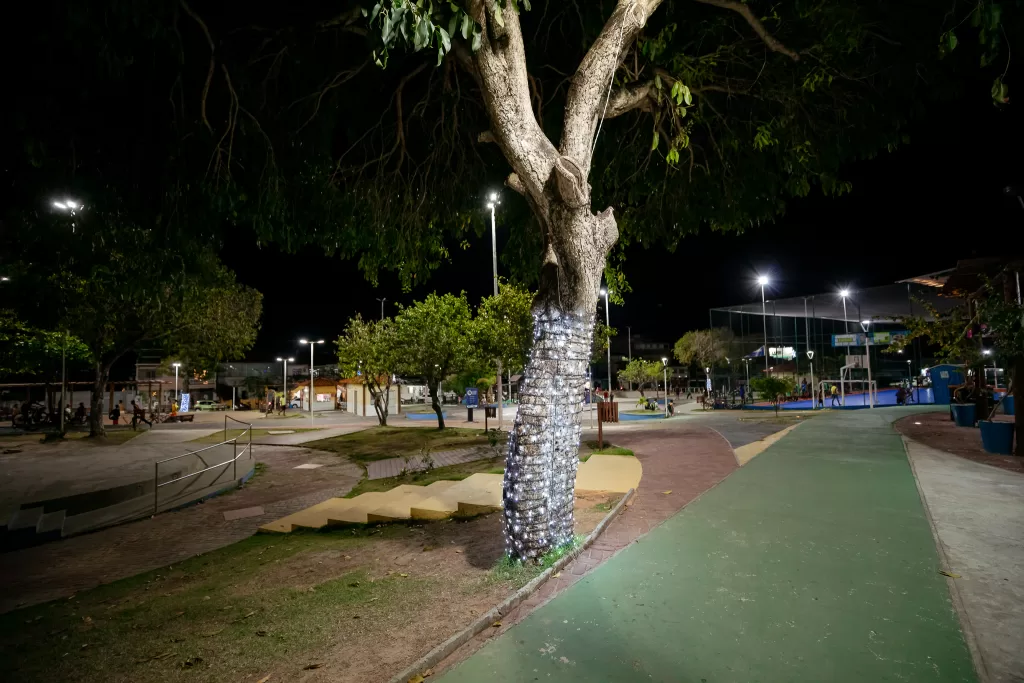 Prefeitura diz que instalação da decoração de Natal em Camaçari já estão quase concluídas; moradores de Abrantes cobram tratamento igualitário