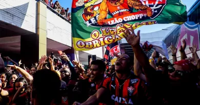 Torcida do Vitória lota Aeroporto de Salvador para recepcionar time após retorno à Série A