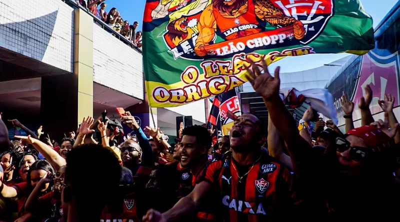 Torcida do Vitória lota Aeroporto de Salvador para recepcionar time após retorno à Série A