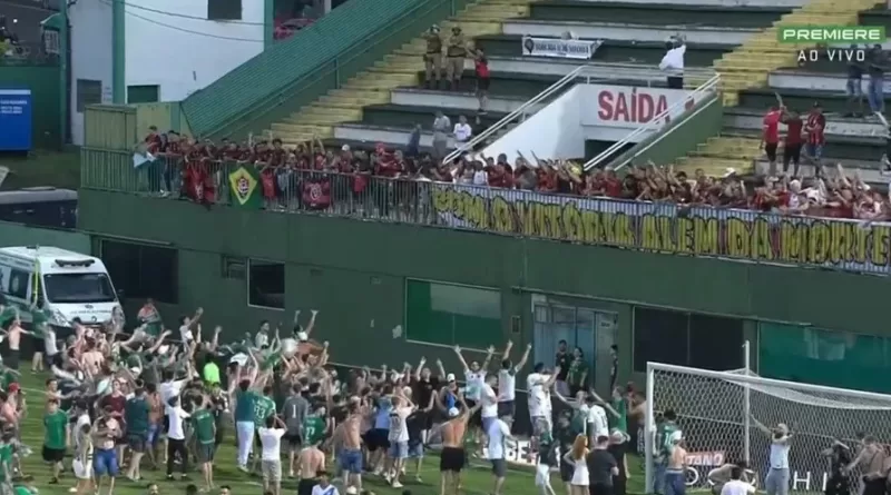 Torcidas da Chape e do Vitória fazem festa juntas na Arena Condá