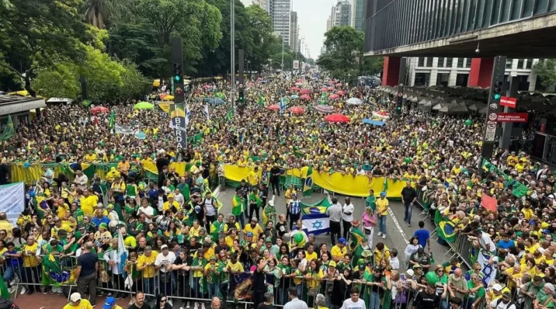 Manifestantes fazem ato na avenida Paulista em protesto por morte de preso do 8 de Janeiro