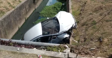 Motorista de aplicativo perde controle do veículo e cai em canal de esgoto na Av. ACM, em Salvador