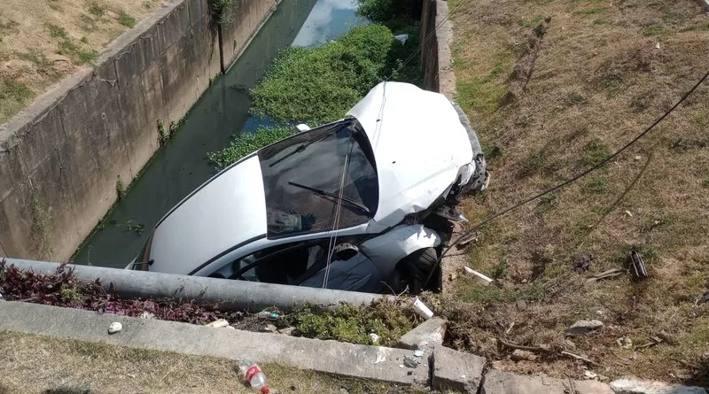 Motorista de aplicativo perde controle do veículo e cai em canal de esgoto na Av. ACM, em Salvador