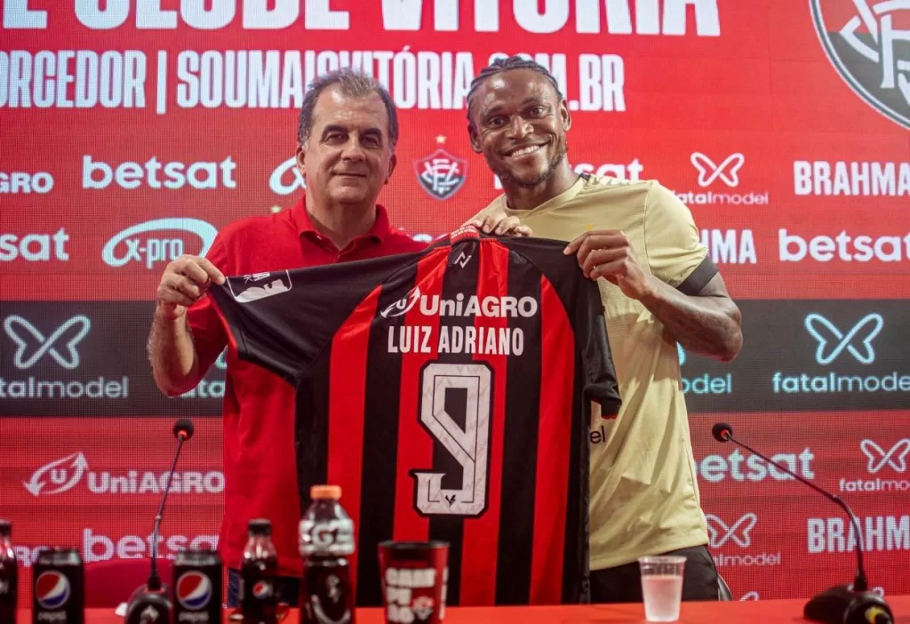 Luiz Adriano é apresentado no Vitória e se junta ao elenco rubro-negro