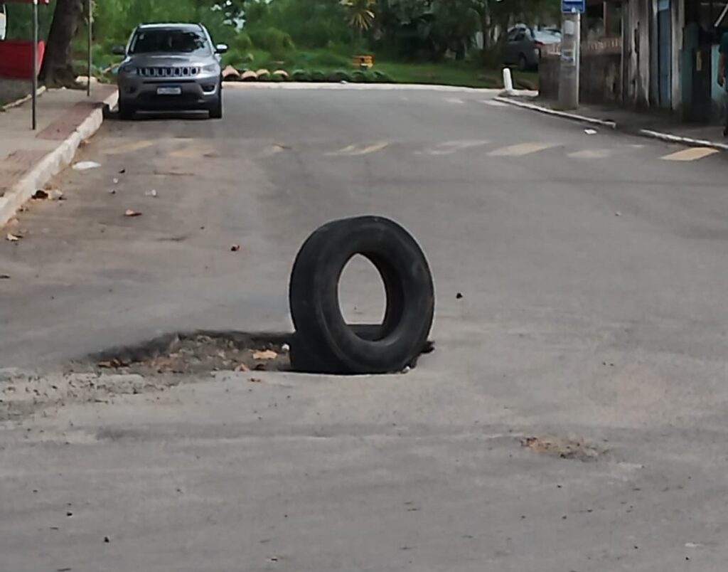 Obra da Embasa cria buraco na principal praça de Vila de Abrantes