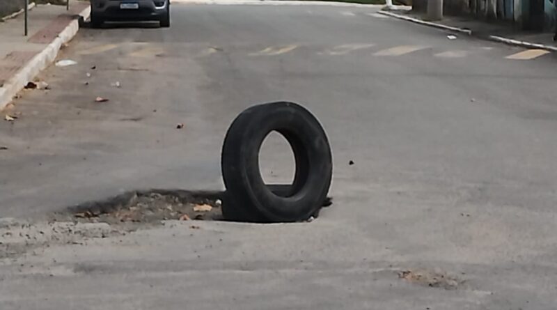 Obra da Embasa cria buraco na principal praça de Vila de Abrantes