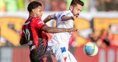 Vitória marca 2 a 0 no primeiro BA-VI do Brasileirão, mas sede o empate para o rival no Barradão