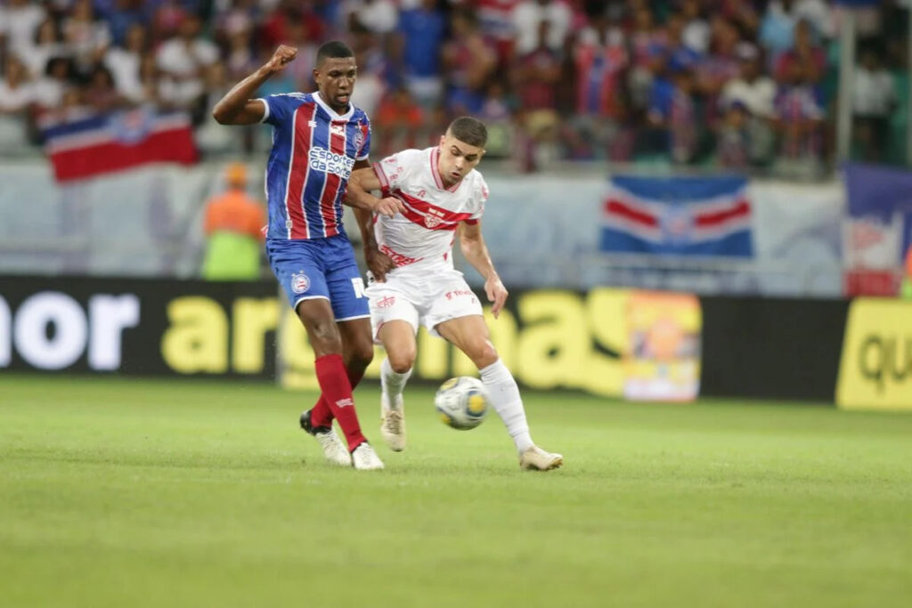CRB segura a pressão do Bahia, ganha nos pênaltis e elimina o Tricolor da Copa do Nordeste