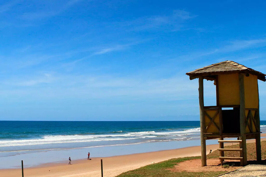 Equipe da Salvamar resgata banhista que estava se afogando na praia de Jaguaribe, veja vídeo