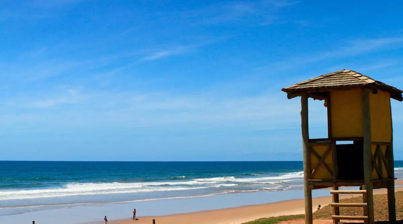 Equipe da Salvamar resgata banhista que estava se afogando na praia de Jaguaribe, veja vídeo