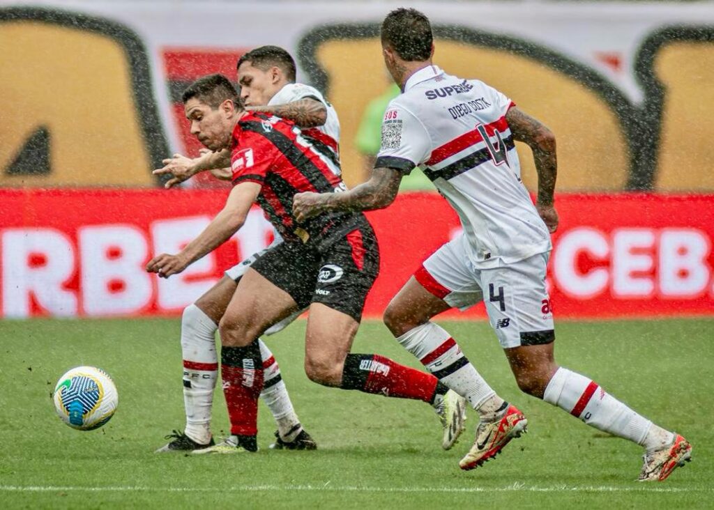 Sob intervenção da arbitragem, Vitória fica com um a menos no início da partida e perde para o São Paulo no Barradão