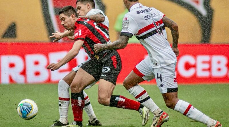 Sob intervenção da arbitragem, Vitória fica com um a menos no início da partida e perde para o São Paulo no Barradão