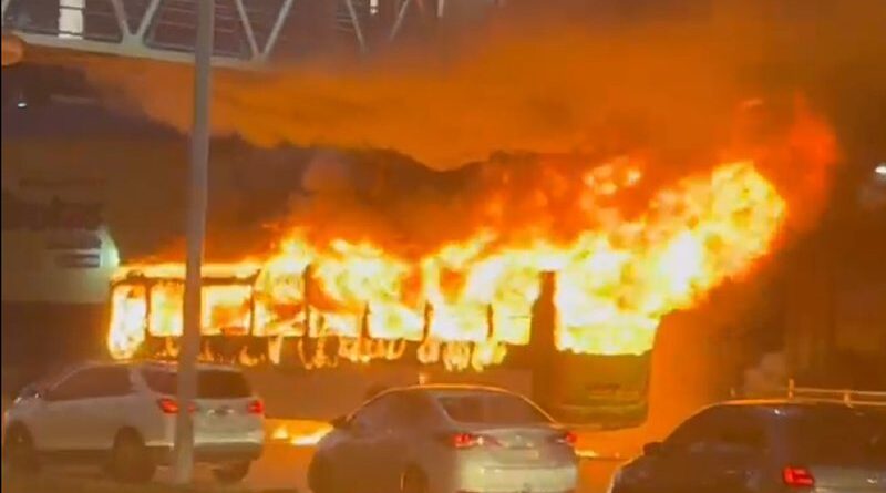 Dois ônibus são incendiados na região de Pernambués após mortes no bairro