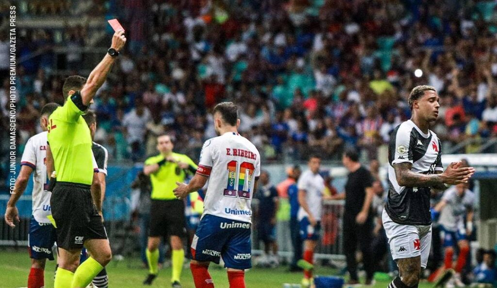 Arbitragem de Bahia e Vasco pelo Brasileirão é questionada na web