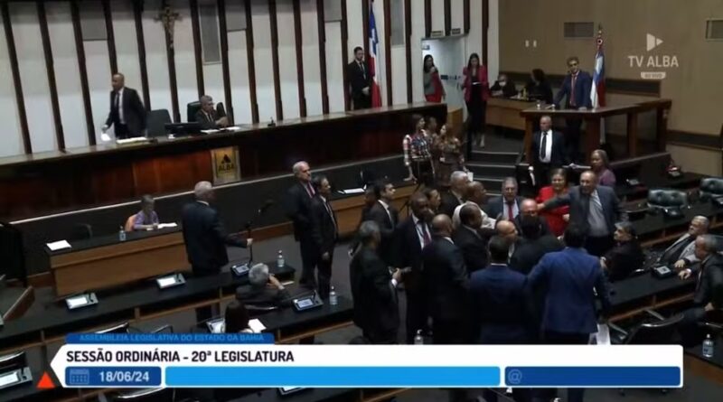 Deputado empurra colega na ALBA após discussão sobre 'PL do Aborto; segurança foi acionada