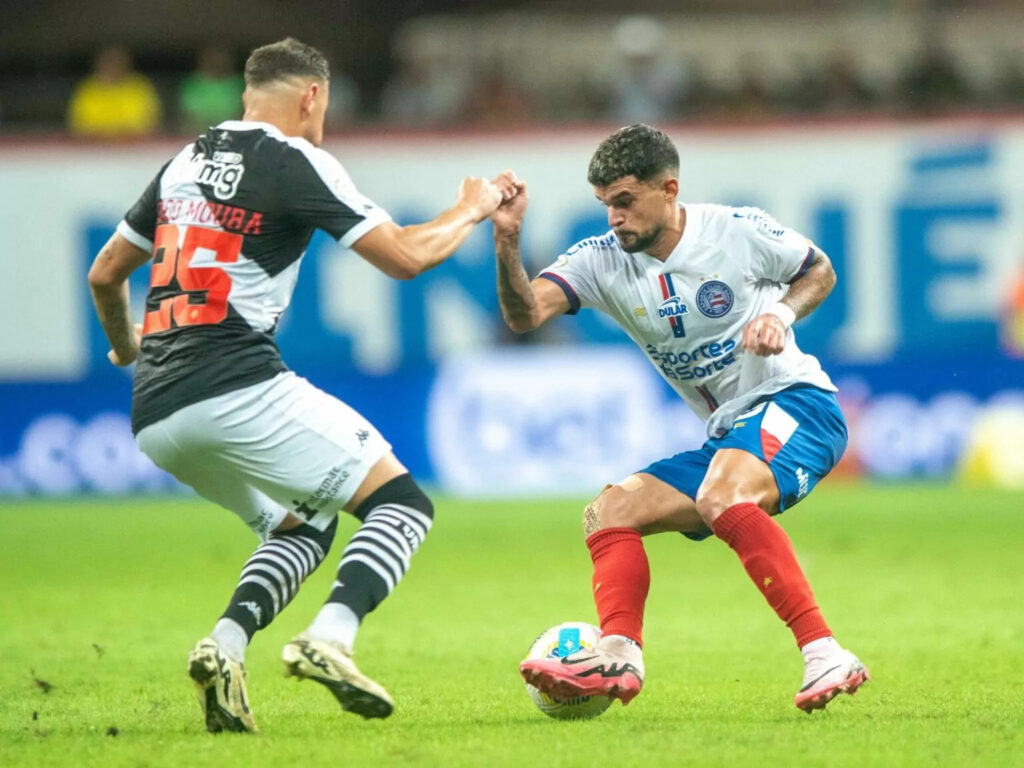 Beneficiado por expulsão, Bahia vira sobre o Vasco e segue na parte de cima da tabela do Brasileirão