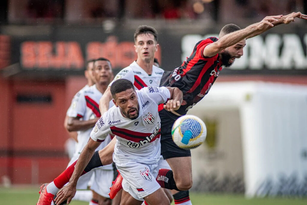 Vitória perde para o Atlético-GO em pleno Barradão e estaciona no Z-4 da Série A