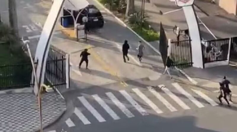 Homens invadem CT do Corinthians e quebram vidro no andar do presidente