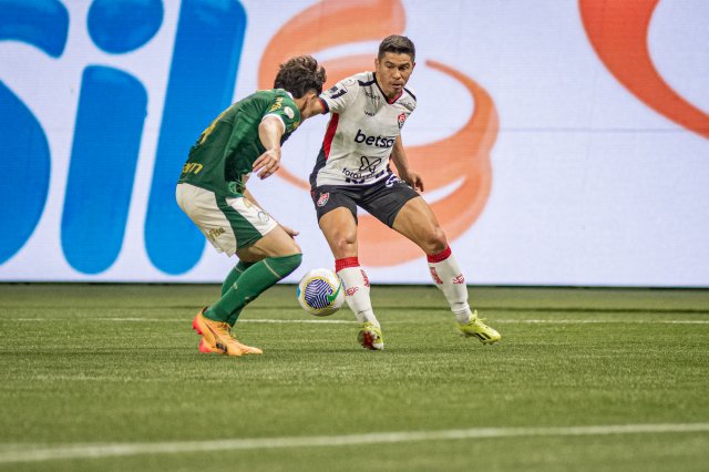 O Vitória surpreendeu o Palmeiras na noite deste sábado (27), no Allianz Parque, em partida válida pela 20ª rodada da Série A do Campeonato Brasileiro. O Leão demonstrou reação e personalidade, abrindo o placar e confirmando o triunfo por 2 a 0. 