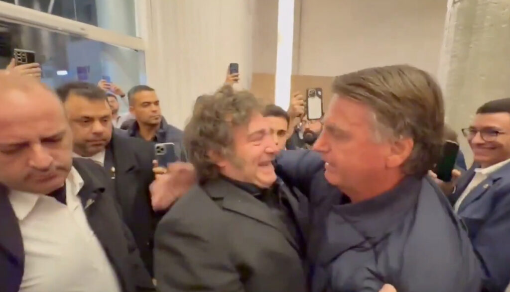 Milei chega ao Brasil e é recebido por Bolsonaro