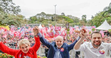 Com presença de Lula, comício de Boulos usa linguagem neutra no hino nacional 4