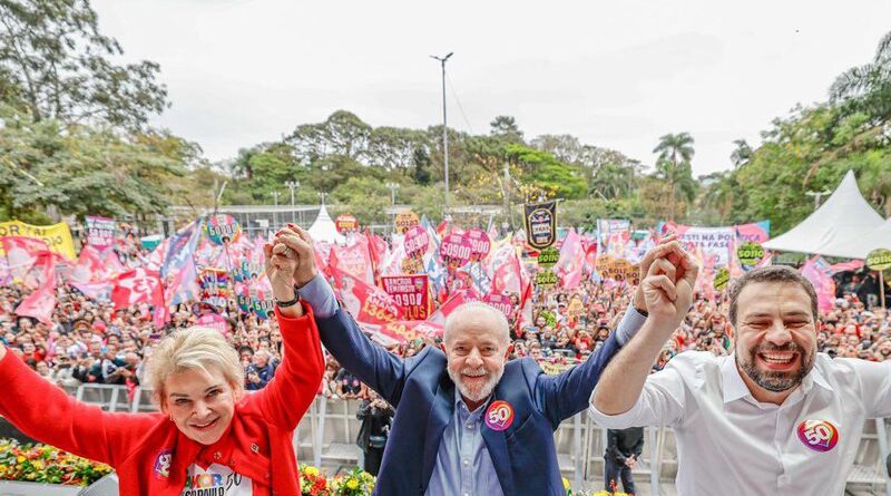 Com presença de Lula, comício de Boulos usa linguagem neutra no hino nacional 1