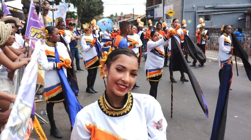 Desfile cívico em Abrantes reúne cultura e política na manhã ensolarada deste domingo (22)