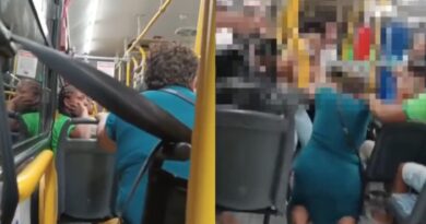 Mulher levanta de cadeira de rodas durante confusão em ônibus de Camaçari