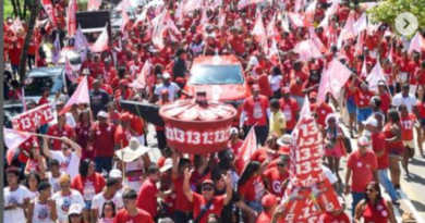 Caetano arrasta multidão em carreata pela orla de Camaçari 2