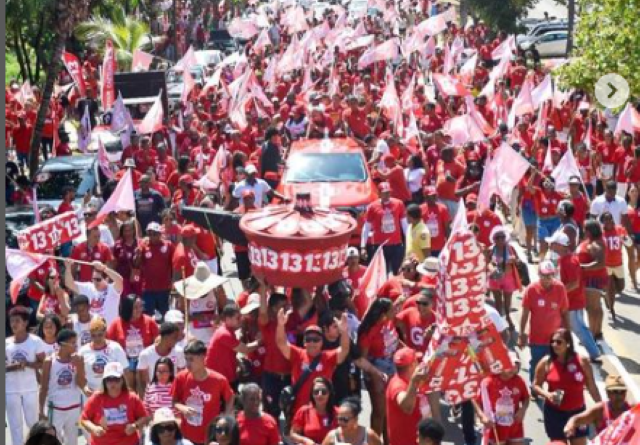 Caetano arrasta multidão em carreata pela orla de Camaçari 1