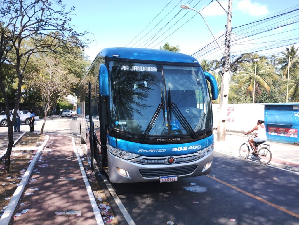 Três homens assaltam ônibus que seguia de Salvador para Rio Real via Linha Verde