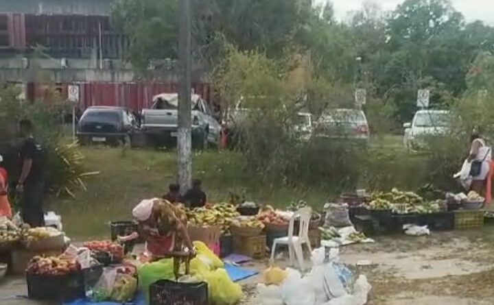 Elinaldo corta barracas da feirinha municipal e feirantes são obrigados a expor mercadorias no chão