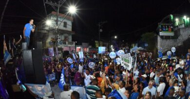 Longe do debate da TV Bahia, Bruno Reis faz caminhada no Subúrbio Ferroviário de Salvador