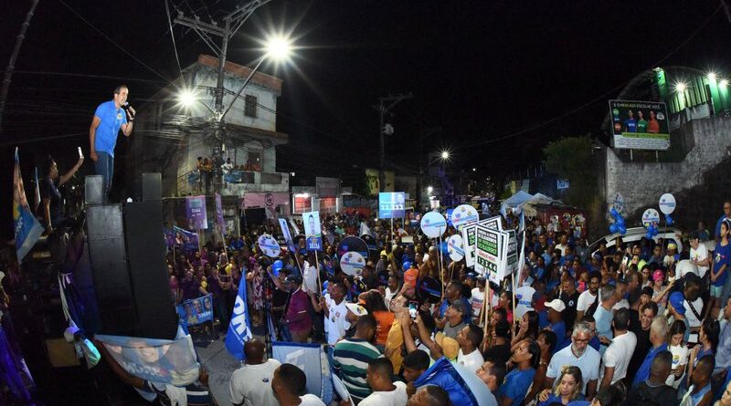 Longe do debate da TV Bahia, Bruno Reis faz caminhada no Subúrbio Ferroviário de Salvador