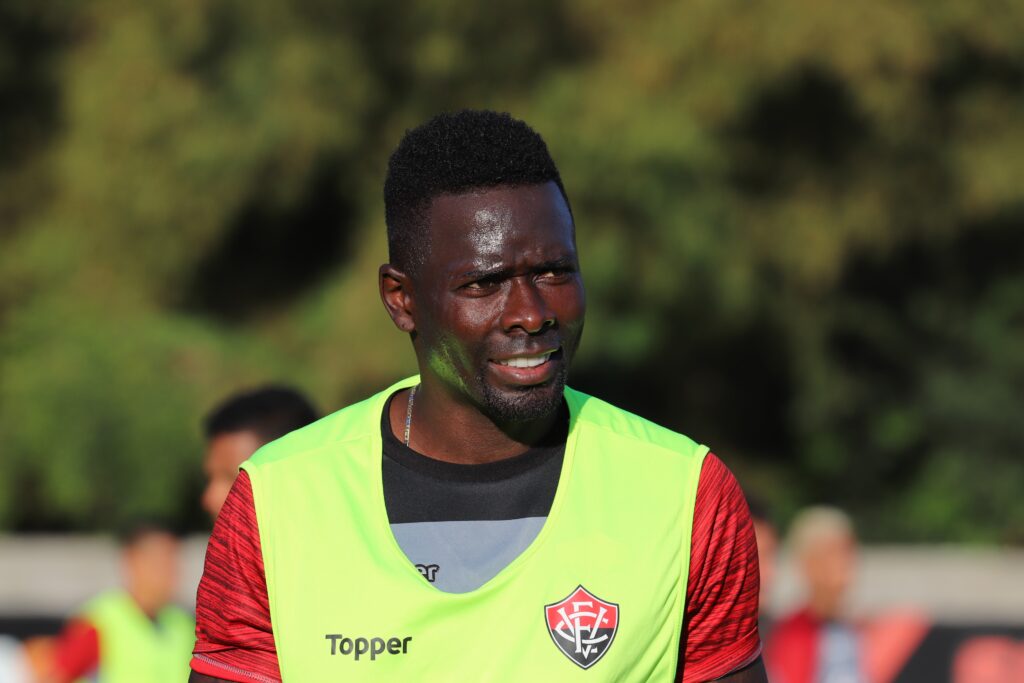 Ex-zagueiro do Vitória, Kanu anuncia aposentadoria do futebol